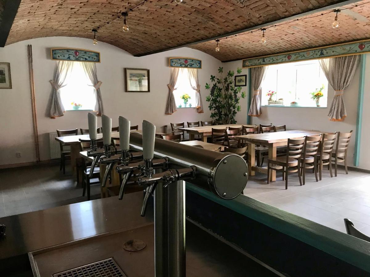 Bendovsky Dvur Acomodação com café da manhã Dusniky Exterior foto