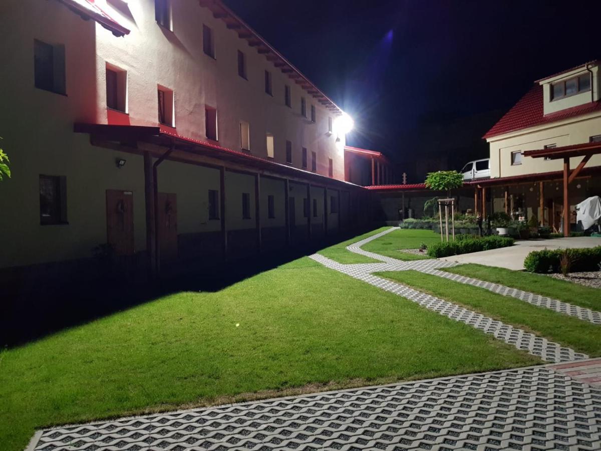 Bendovsky Dvur Acomodação com café da manhã Dusniky Exterior foto